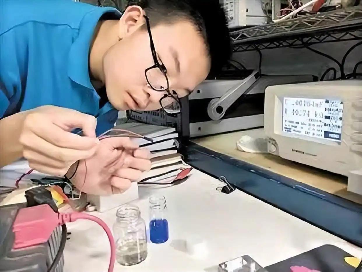 2003年，一个高中生脑洞大开，发明了一个叫“万能充”的东西，这玩意儿，不仅成为