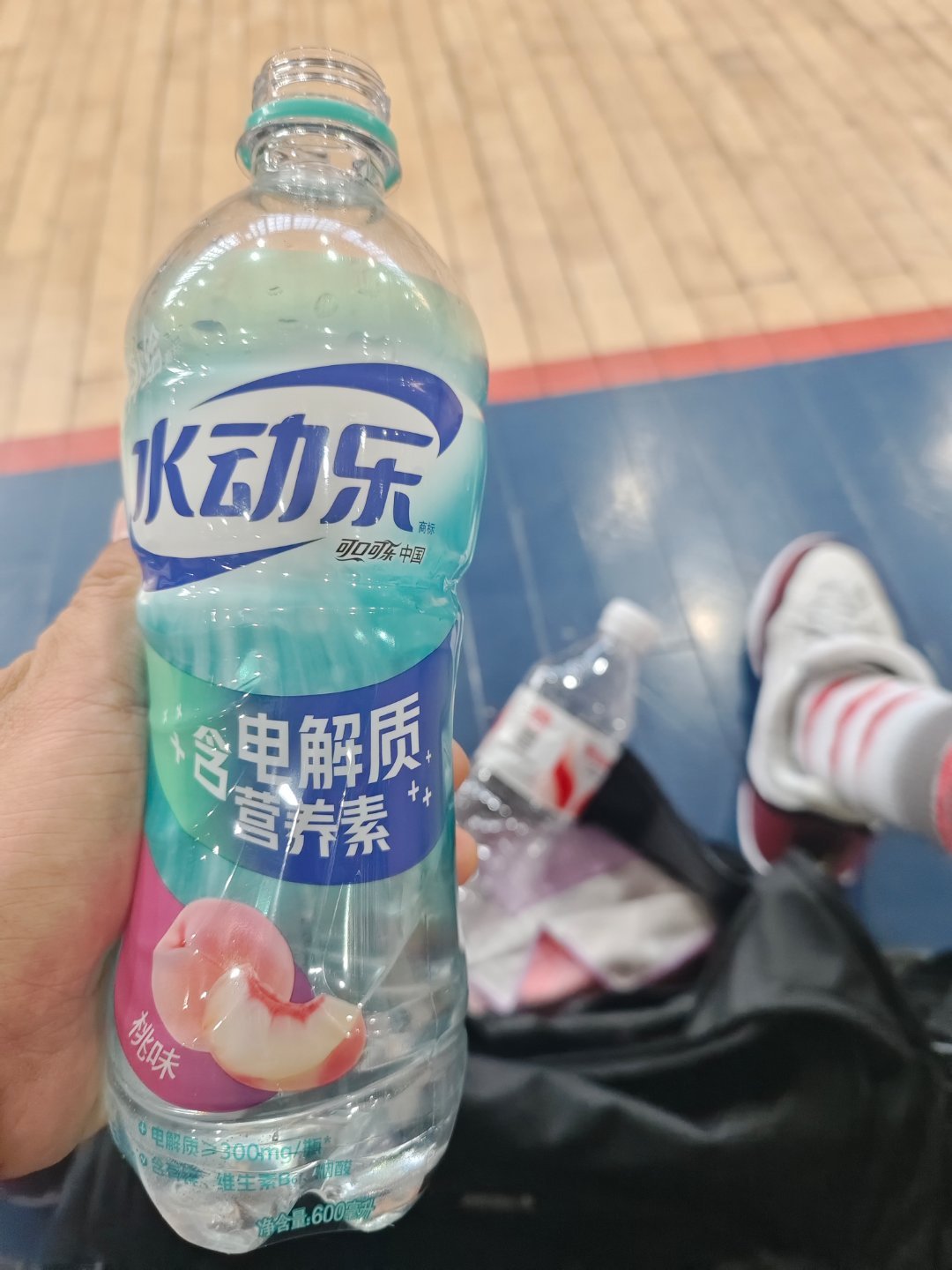 一打球，这水喝起来就是两瓶起步。 