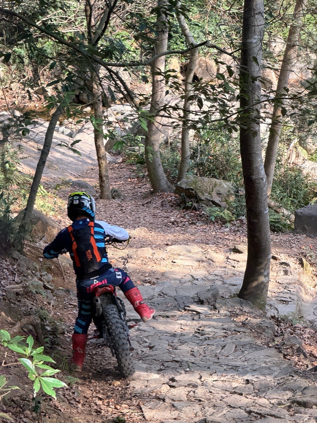 爬个山遇到酷哥 宁波·九峰山旅游区