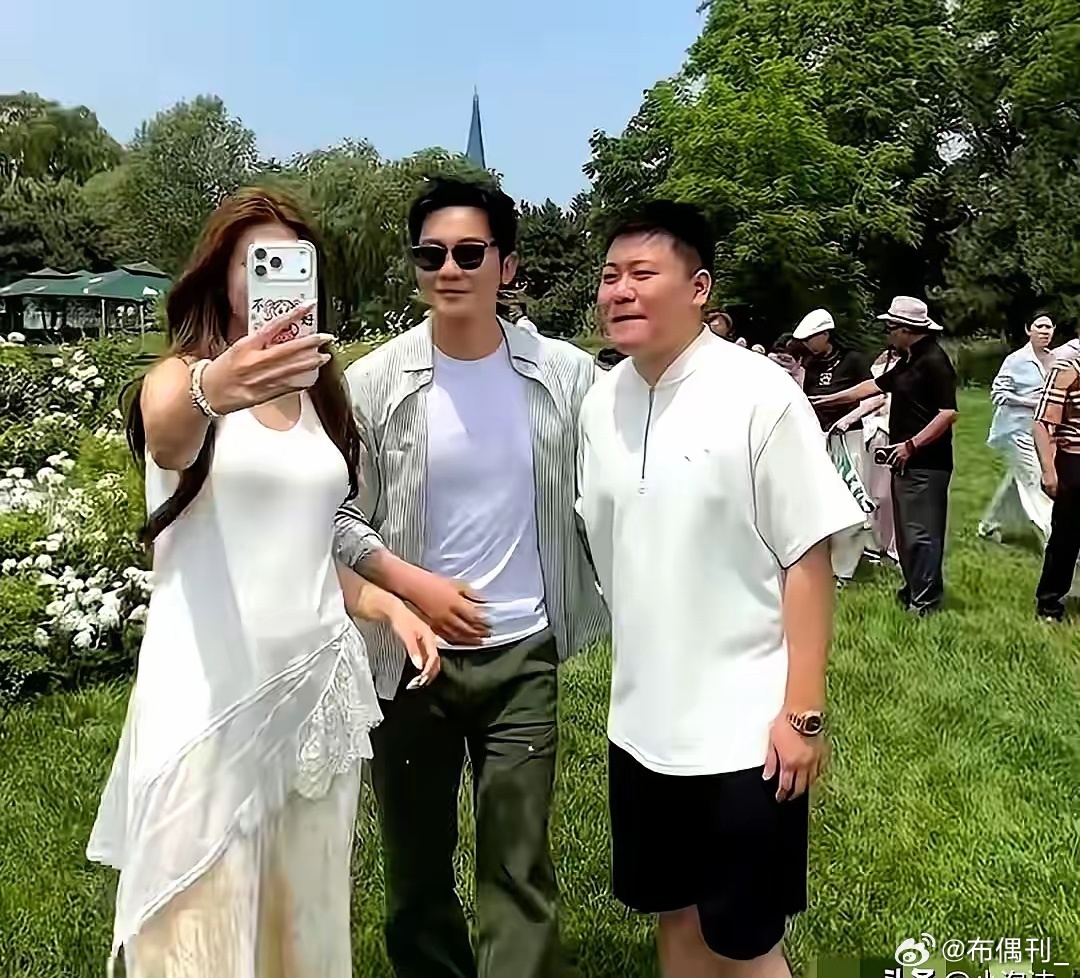 500万的保时捷当婚车，随手就送了。李晨同父异母的妹妹李可馨在杭州办婚礼，他凌晨