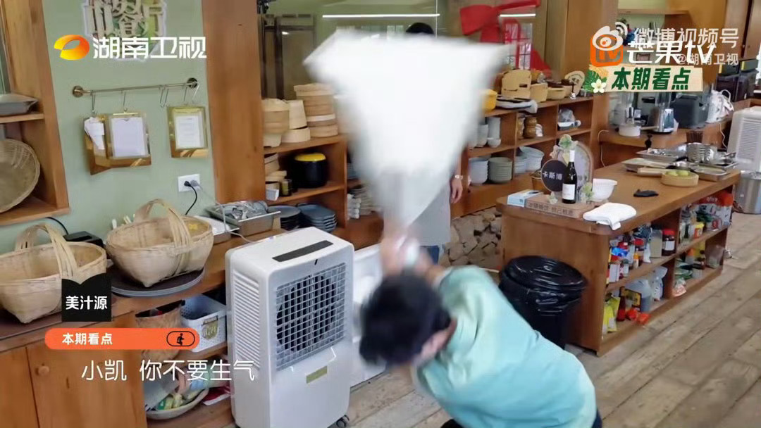 林大厨让王俊凯不要生气不知道的还以为王俊凯怎么了……这个镜头明明是在砸冰块！ 