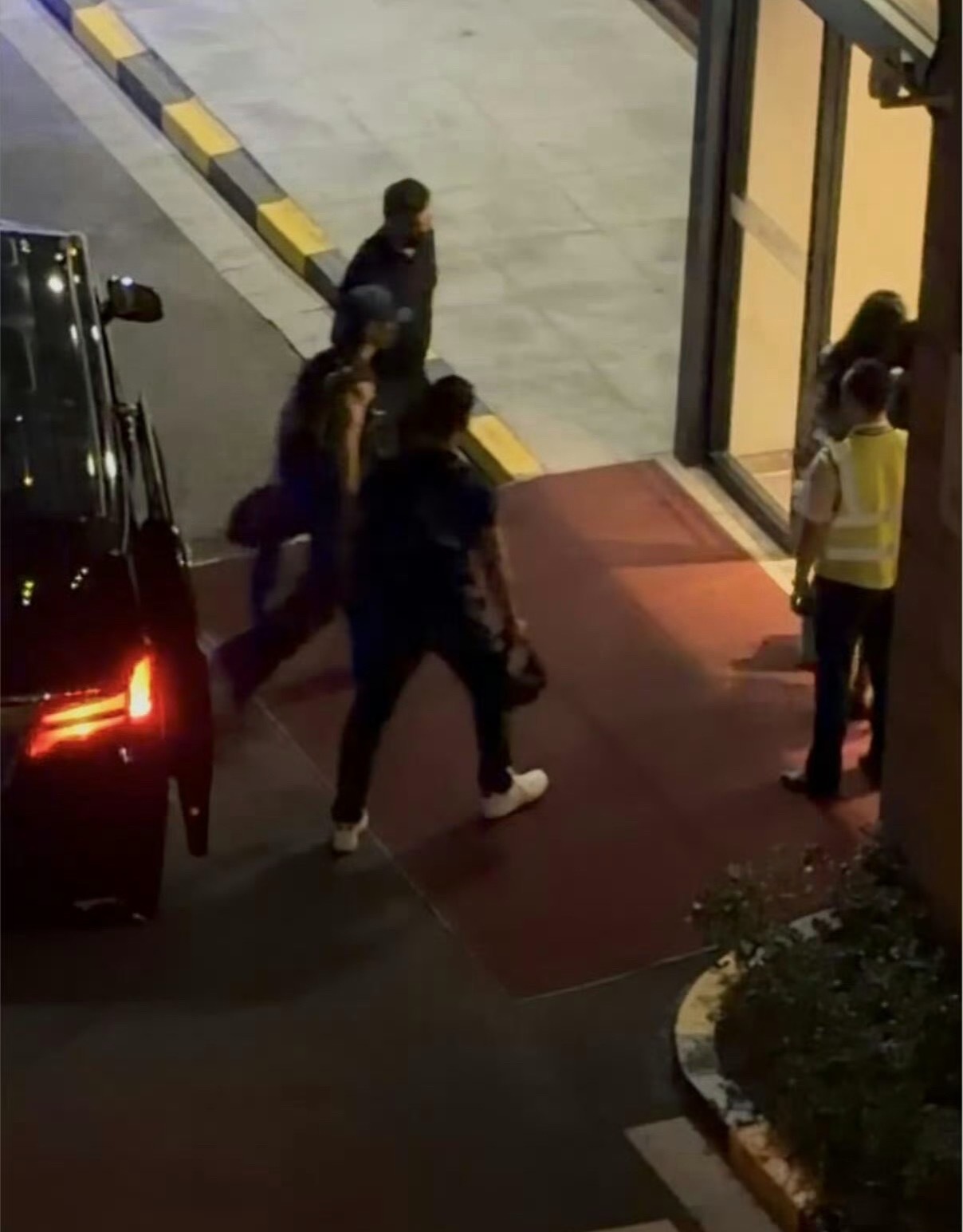 肖战无袖背心肌肉线条肖战机场无袖背心造型帅帅的很安心 