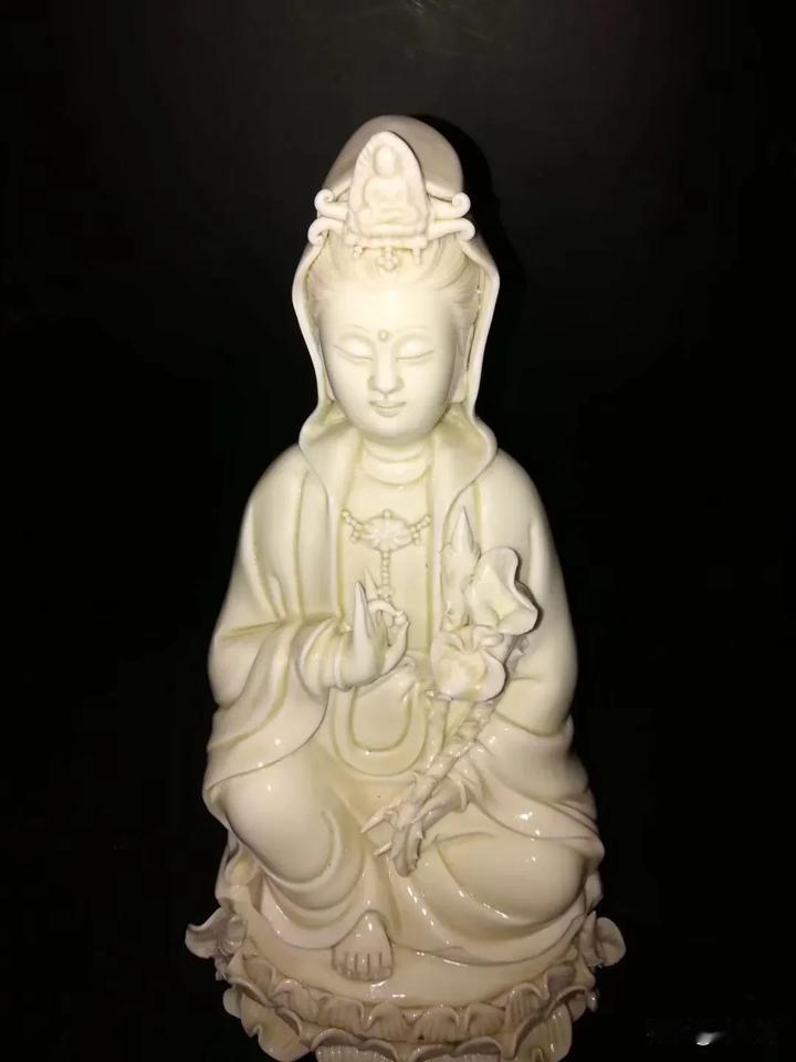 德化窑何朝宗款持荷观音像鉴赏
 
德化窑，作为中国古代陶瓷艺术的杰出代表，尤以白