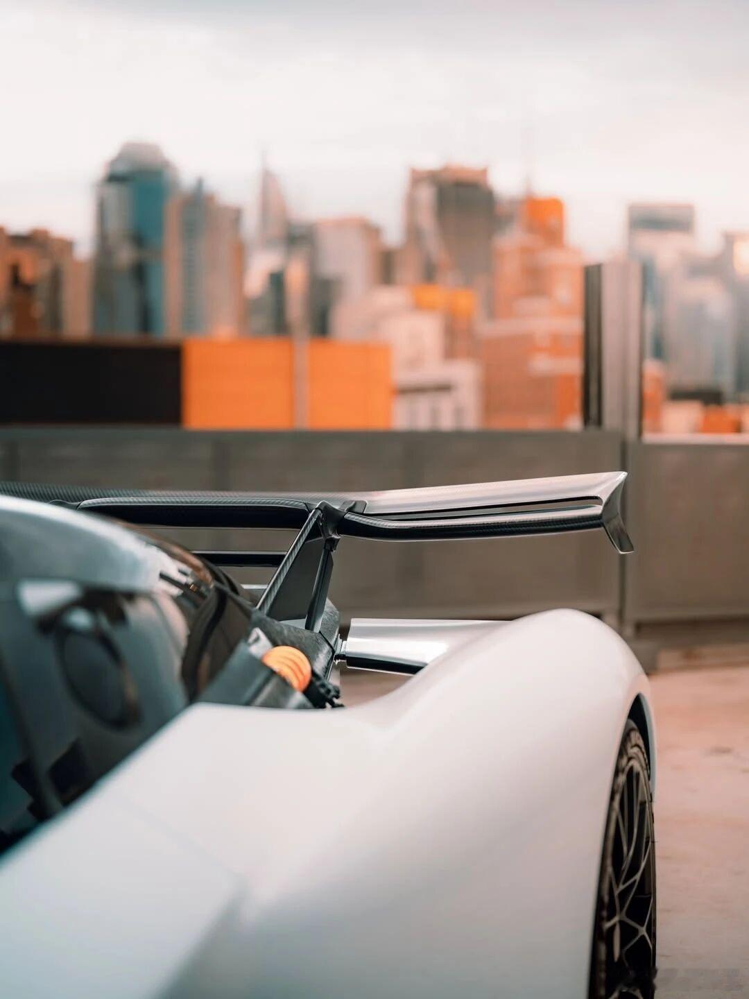 早啊！Zenvo Aurora 携V12猛兽之心向你问好。每一脚油门都是北欧风暴