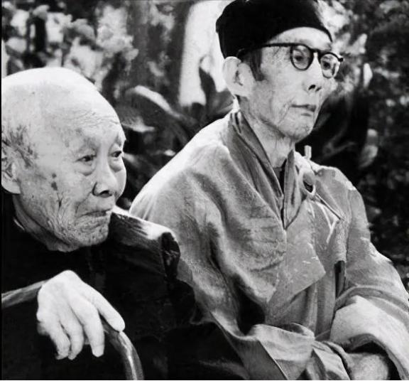 晚清时期，婉容把太监孙耀庭叫进闺房，命令他伺候自己冲澡。谁知，当她解开衣衫，孙耀
