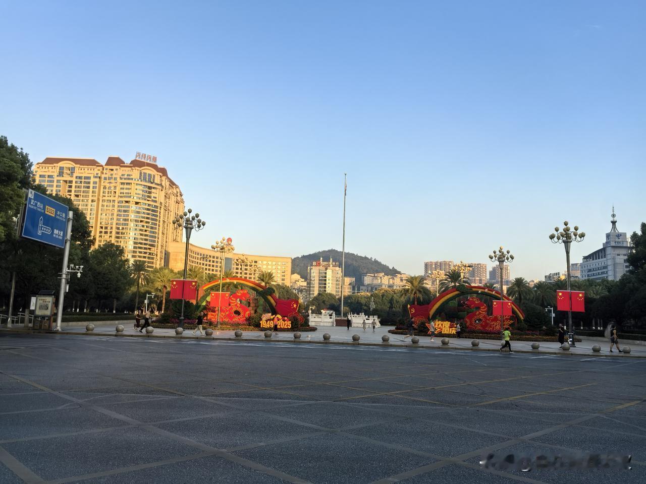 从优秀军人到网约车谋生
在郴州乘坐滴滴，师傅出生于1984年，今年41岁。他20
