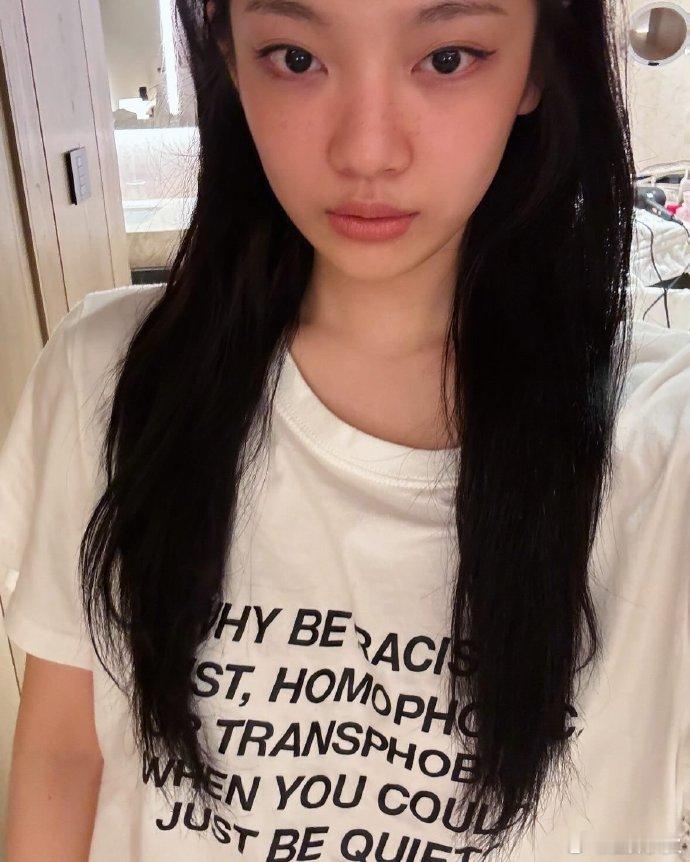 宁艺卓的T恤 宁艺卓英文T恤，宁宁就是女王啊没什么可说的  