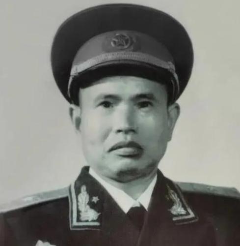 1938年，八路军打退日军进攻后，营长王耀南突然下了一个奇怪的命令：“大家冲到半