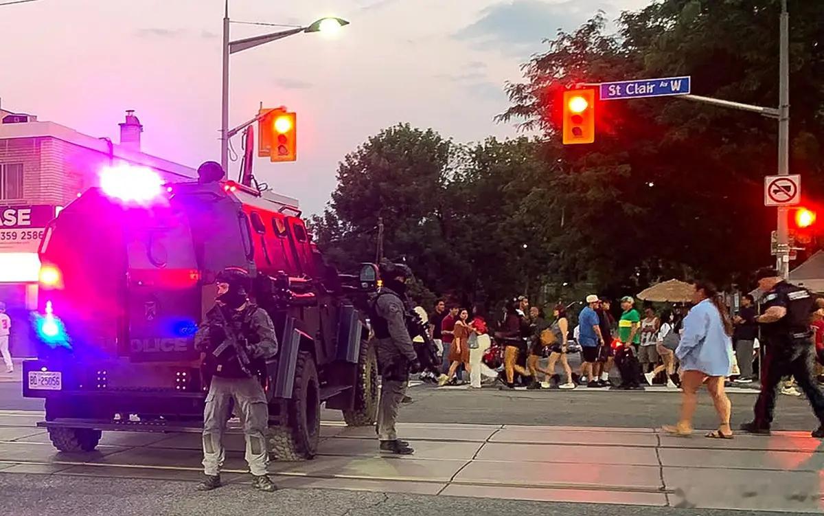 多伦多闹市爆枪击案 至少2死多伤 枪手在逃当地警方表示，周六（7月11日），在多
