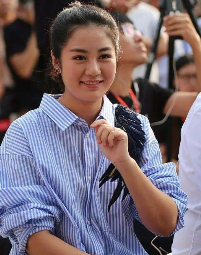 2015年，“王小蒙”不顾赵本山的挽留，执意要嫁给身价过亿的富豪，大婚当天，赵本