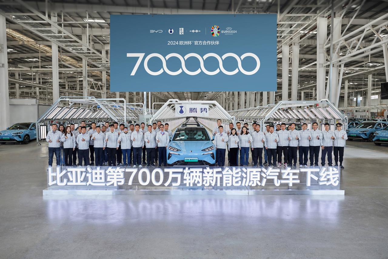 比亚迪3月销售302459辆
其中，乘用车出口38434辆
比亚迪汽车 王朝丨海