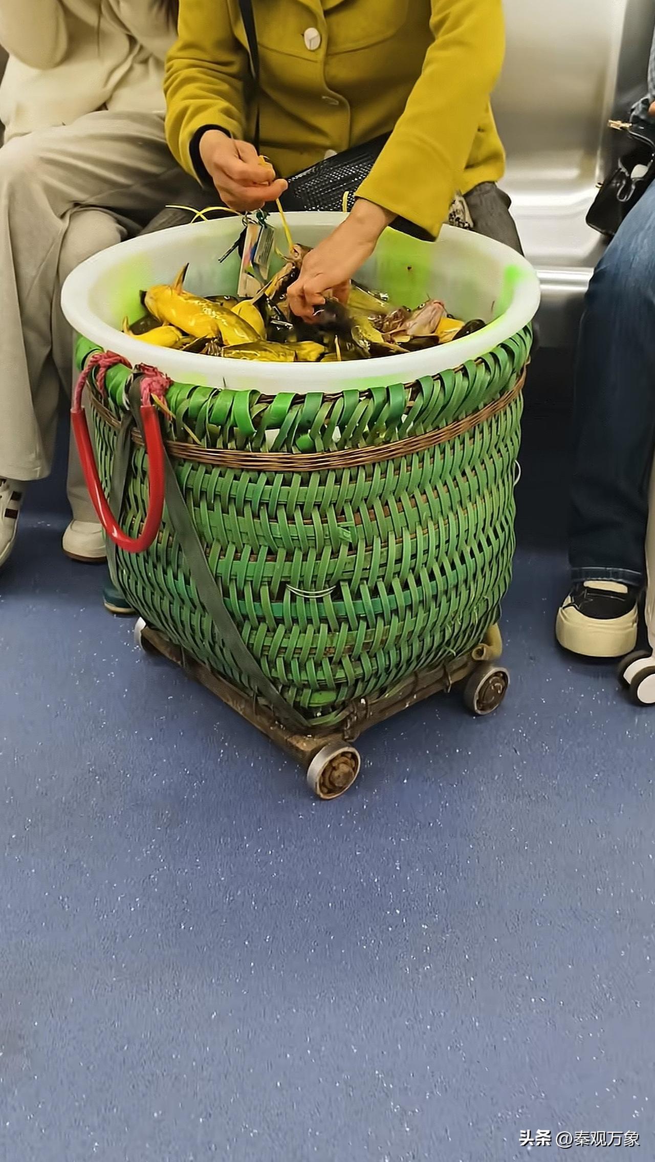 重庆的轻轨看得见为生活努力的所有 阿姨一坐下就在忙着手里的活，如果遇见困难，工作