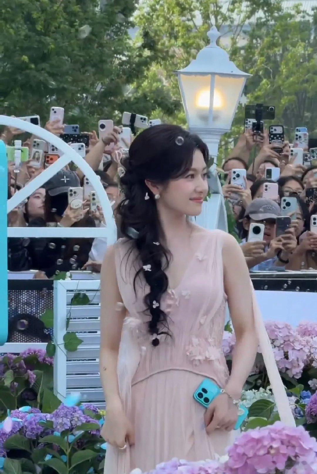 今日线下的李兰迪纯生图直出，看起来还胖吗 