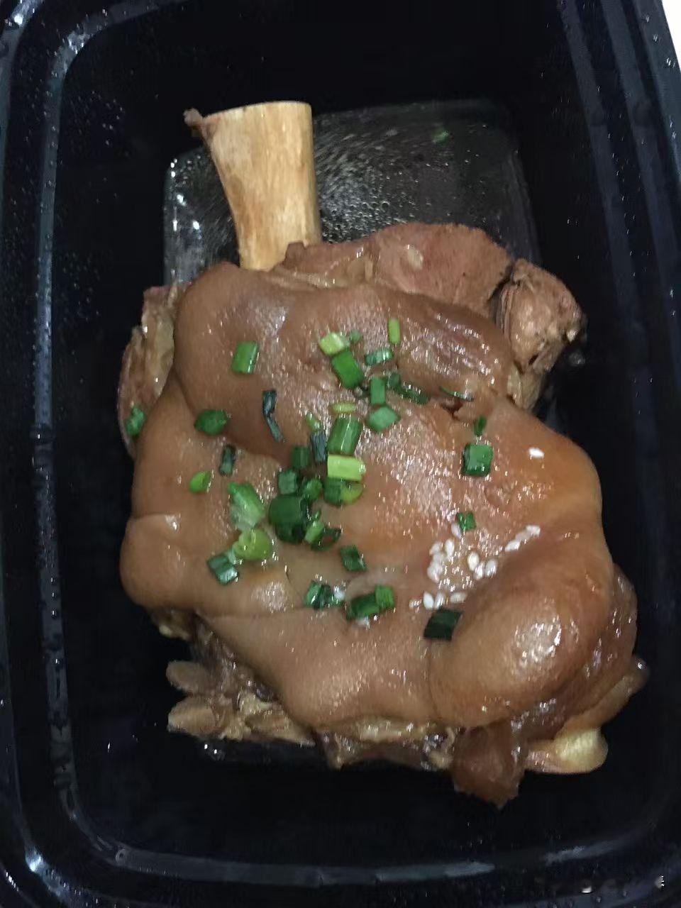 分亨在浙江省绍兴市柯桥的旅行生活！午饭，一份米饭，一份大肘子(份量很大)，一份骨