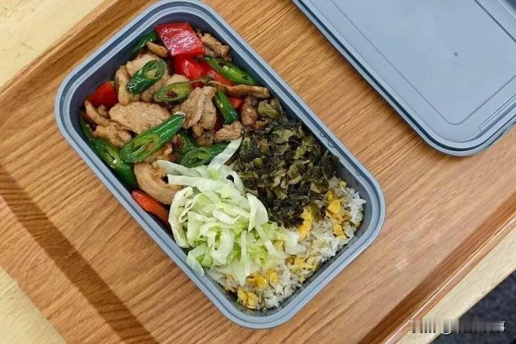 近期，中国铁路成都局集团公司于其管辖范围内的动车组列车上精心推出了两款经济实惠的