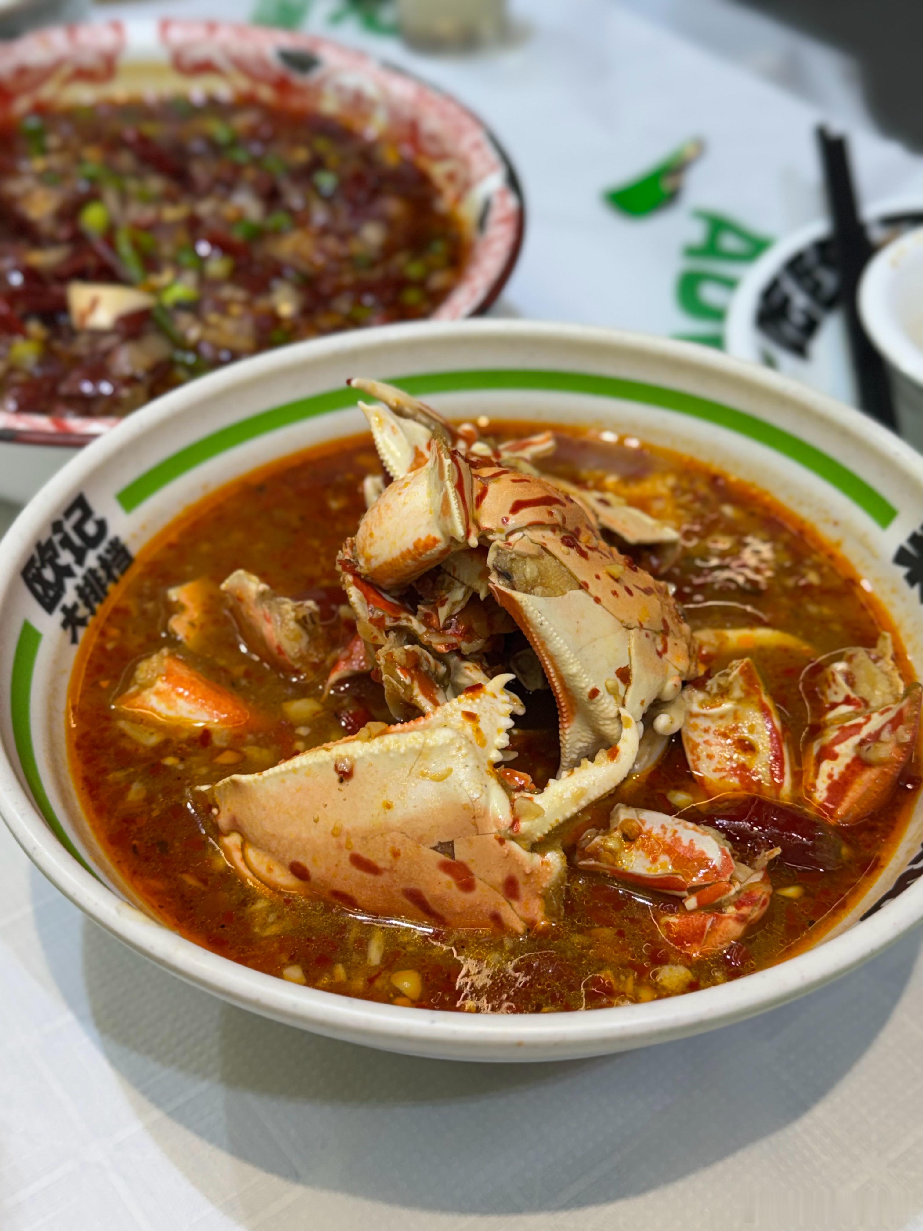 殴记大排档排队王终于吃上了小黄鱼最好吃，是炸到酥脆再煮的，蟹钳的料汁也超级香 深