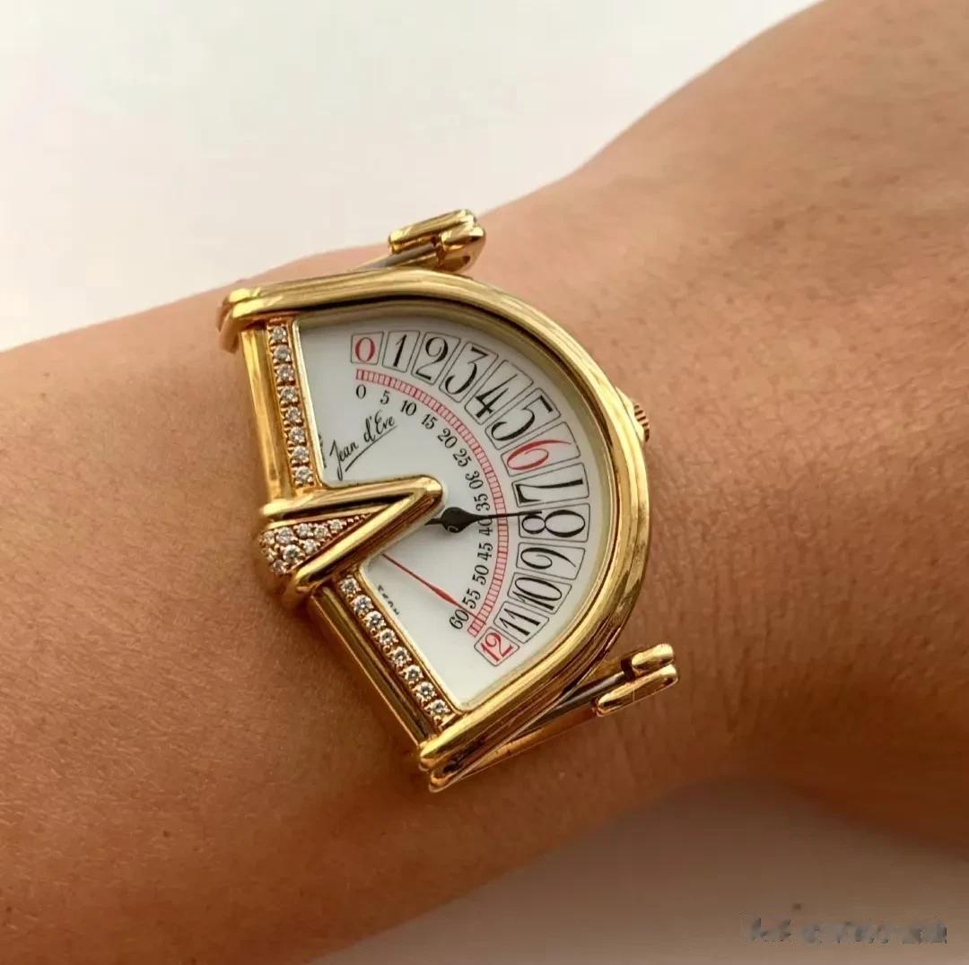  珍达菲Jean d’Eve 18K 扇形120°逆跳表
闹表里面有“窝路坚”，