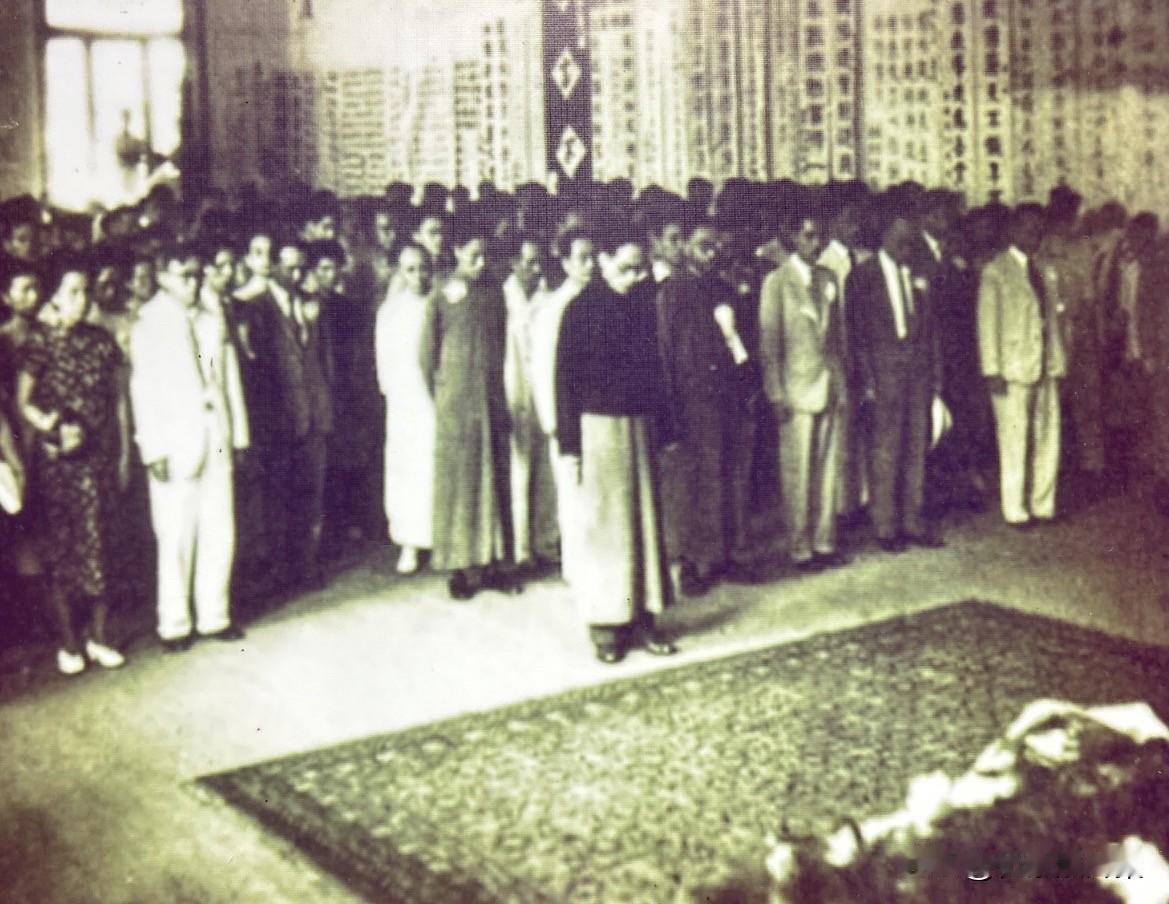 1948年8月26日，清华大学为朱自清先生举行的追悼大会现场。朱自清先生生前拒绝