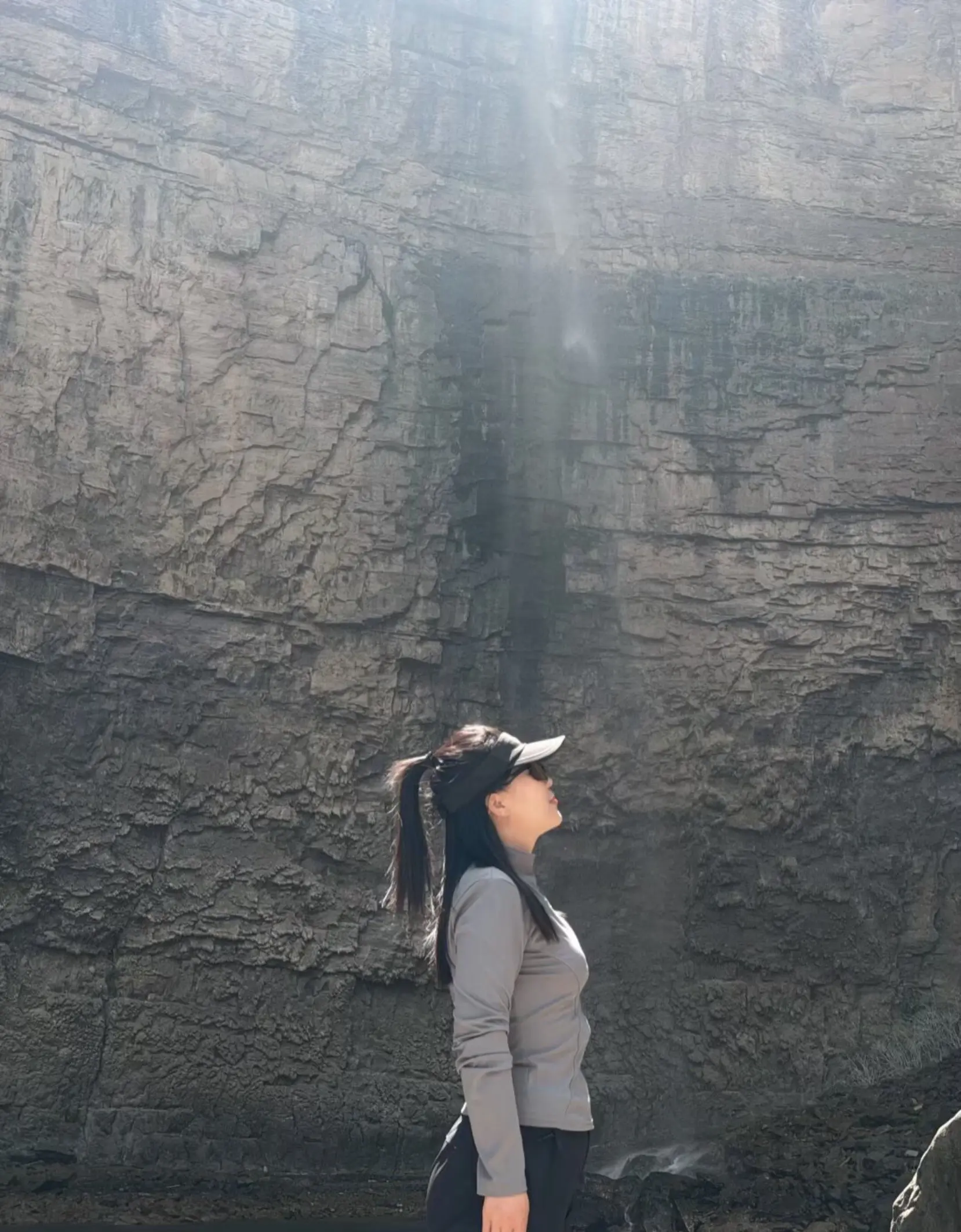 心里那道防线突然就塌了🥹，想矫情，想撒娇，想想还是算了，我没有那个能...