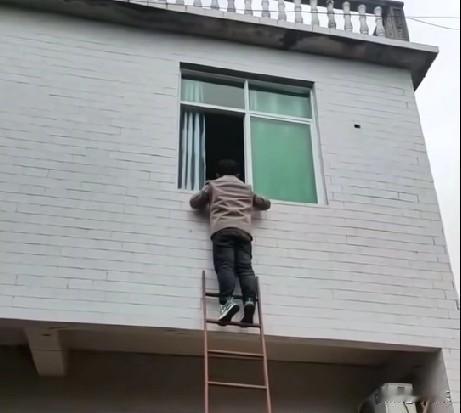 2月17日，湖北，一男子的父母相继离世，于是把自己关屋里4个月，堂兄弟们大年初一