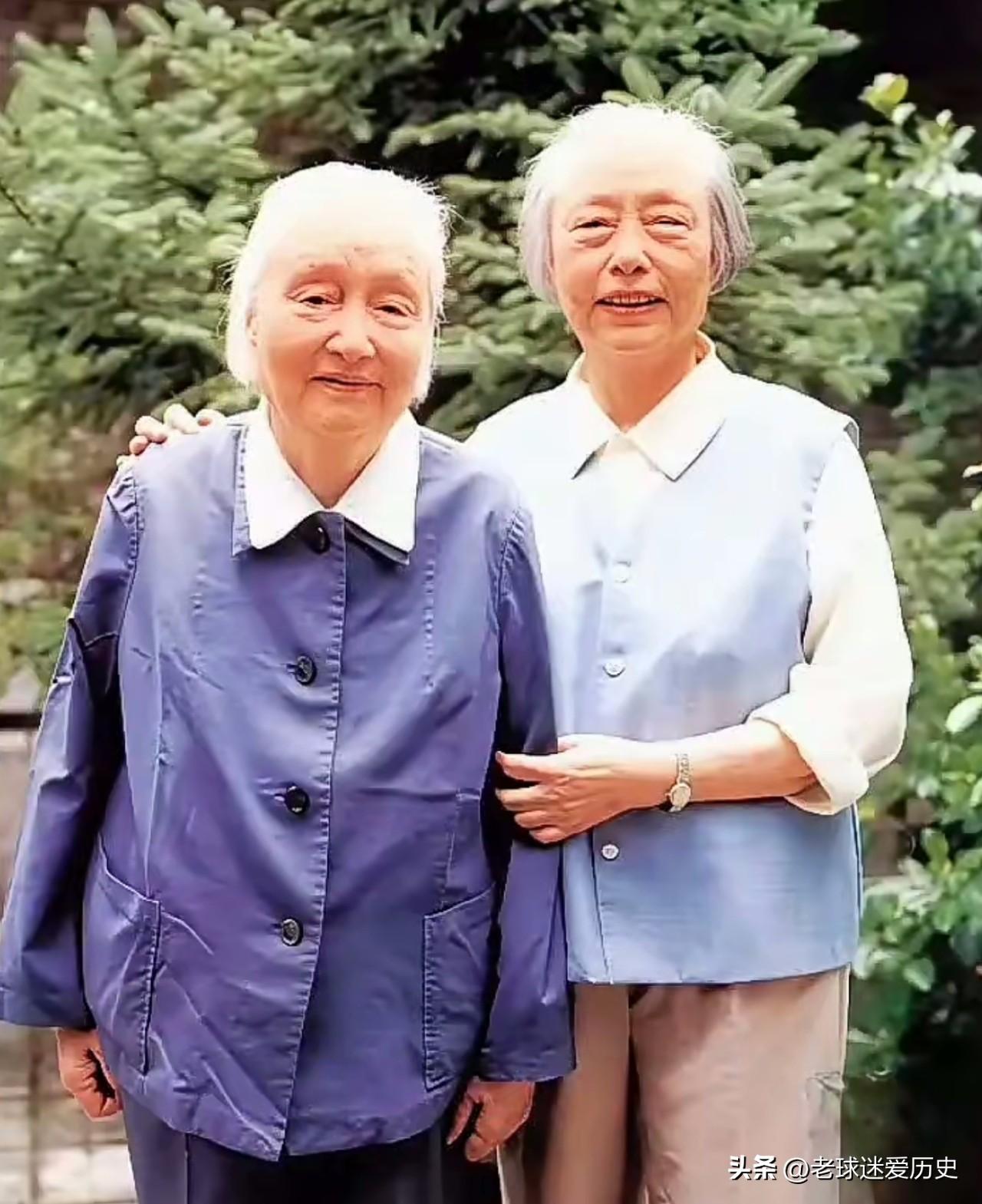 葱郁绿树之下，留下蹇先任与蹇先佛姐妹晚年并肩而立的珍贵合影，这对名动一时的“长征