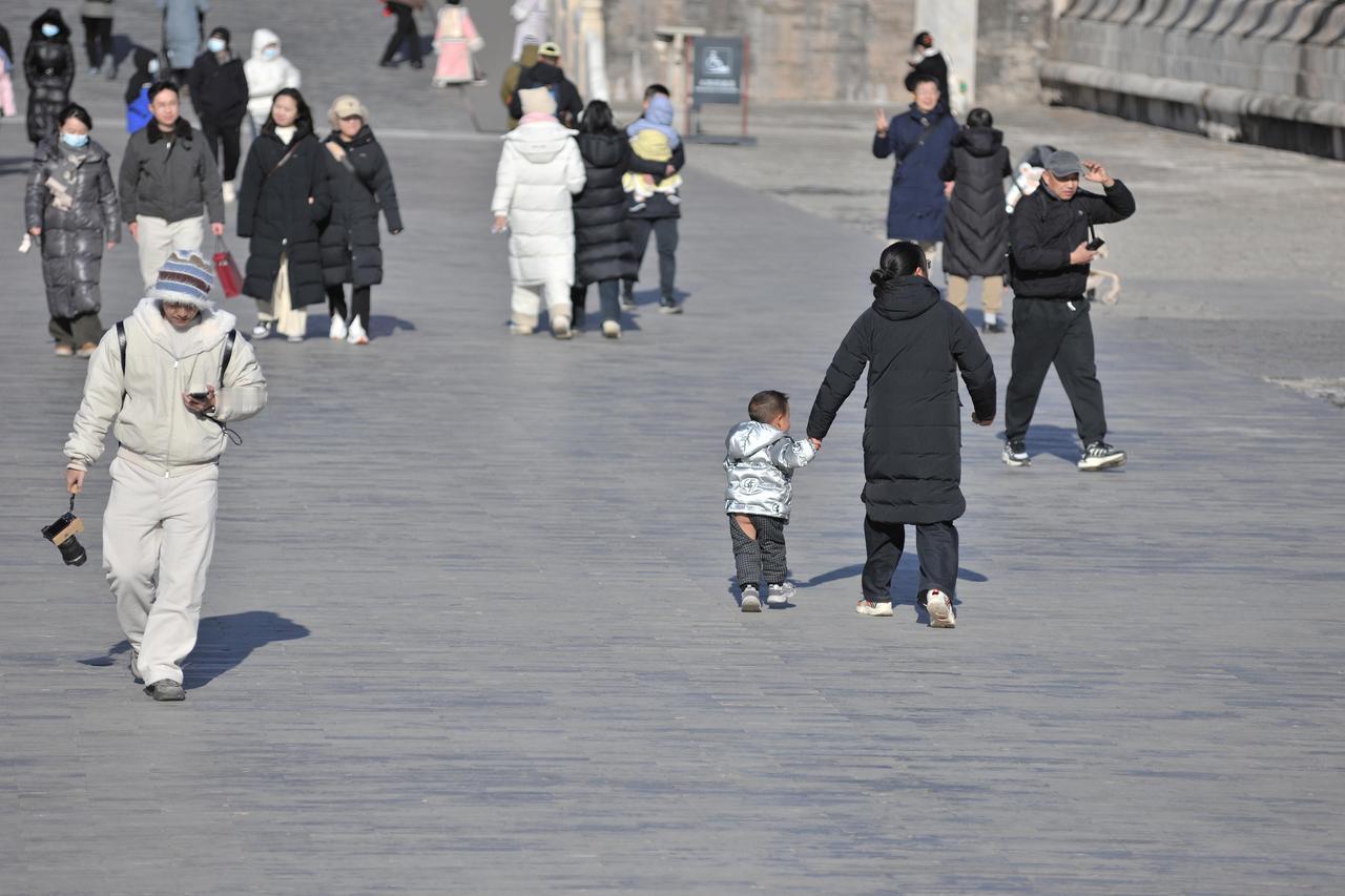 颐和园的金光穿洞，乾清宫的“正大光明”匾亮起，在这个冬至都不如这一幕让人记忆深刻