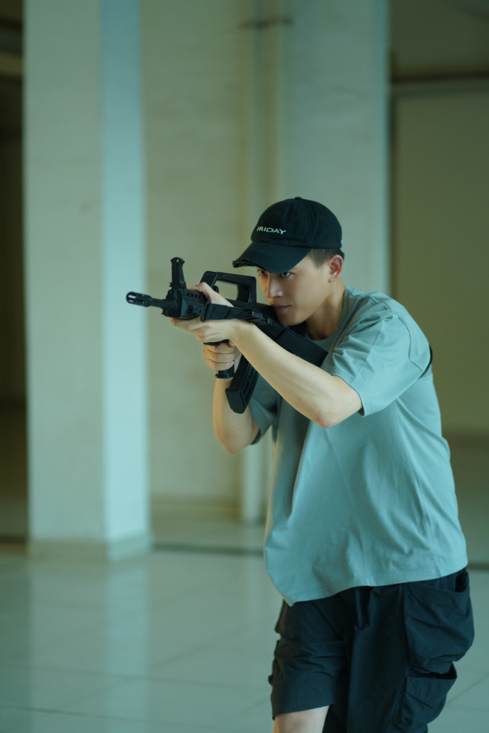 1.欧豪即将搭档张涵予主演刑侦剧《千亿之城》定于九月开机，深耕西北影视人脉资源。