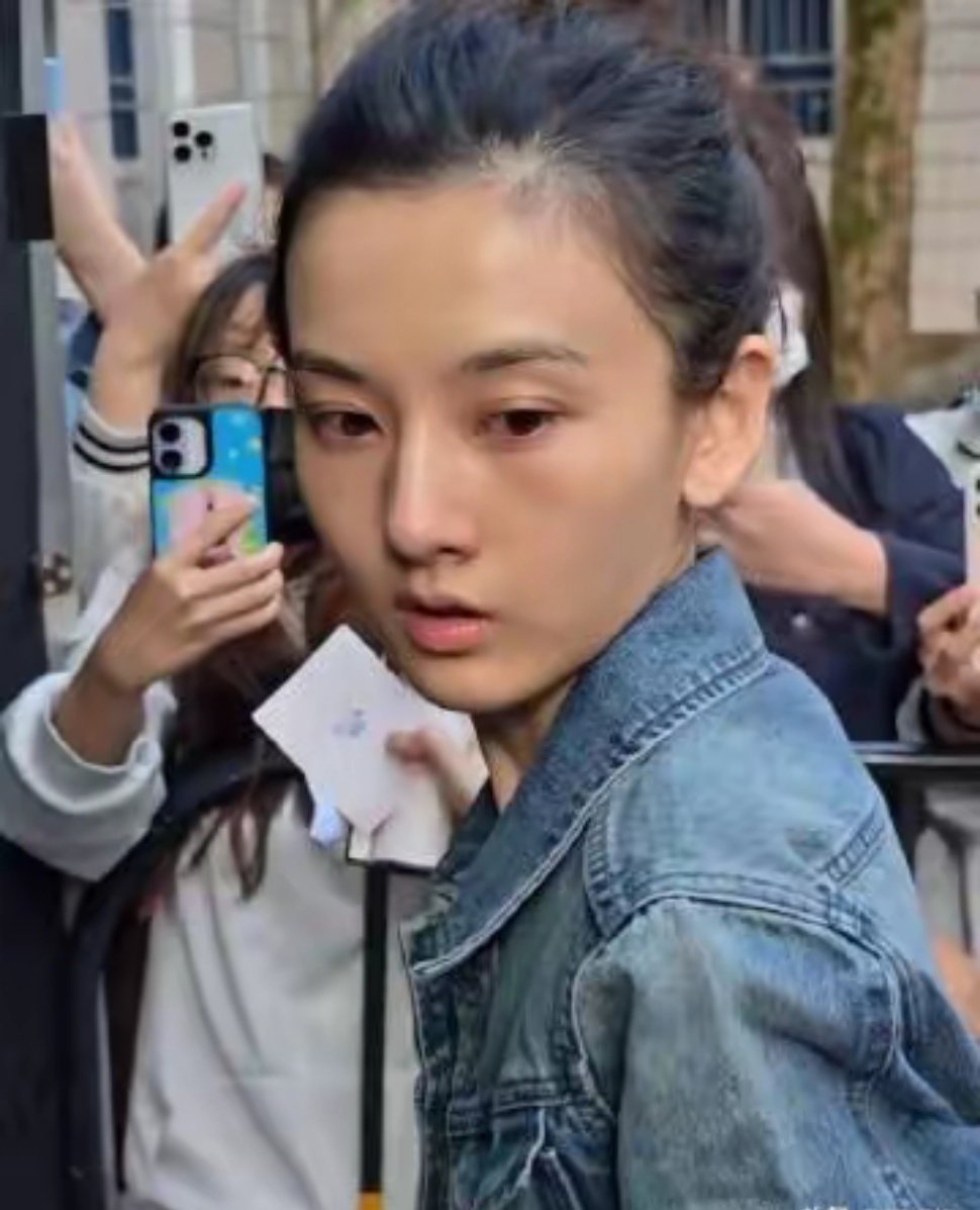 好真实的女明星，纯素颜就出门了，头发乱扎一通 