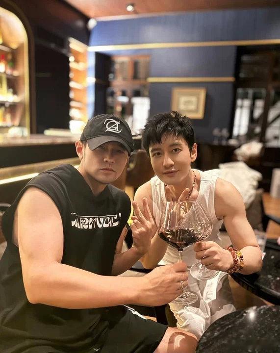 周杰伦黄晓明合照周杰伦黄晓明合照🈶！黄晓明穿了周杰伦的衣服黄晓明还穿了周杰伦的
