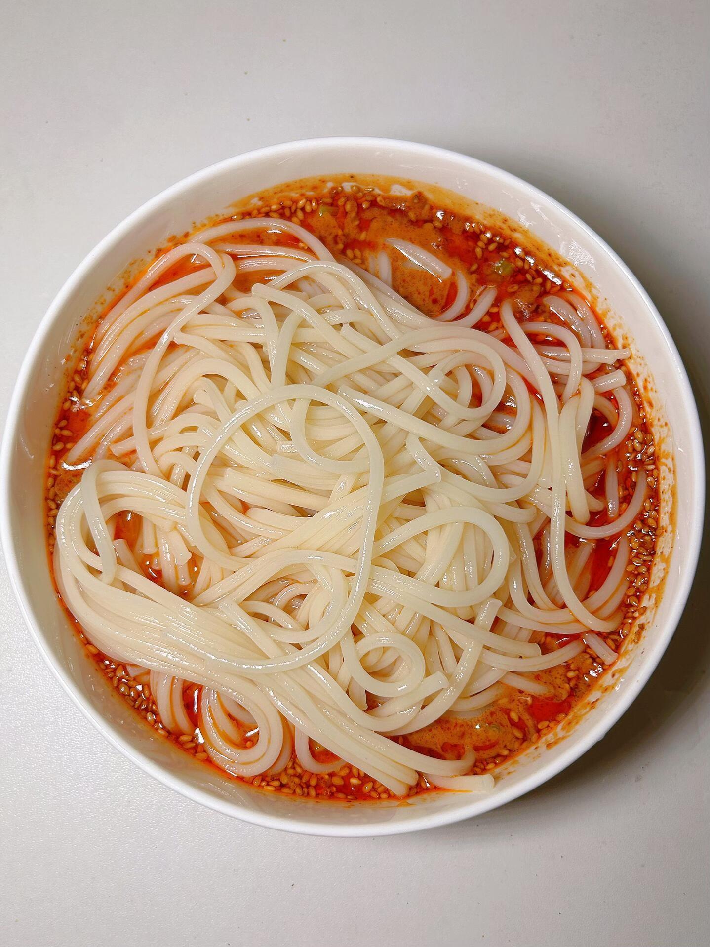超简单，超好吃的麻酱拌面，好快去试试吧。食材：面条、辣椒粉、芝麻酱 做...