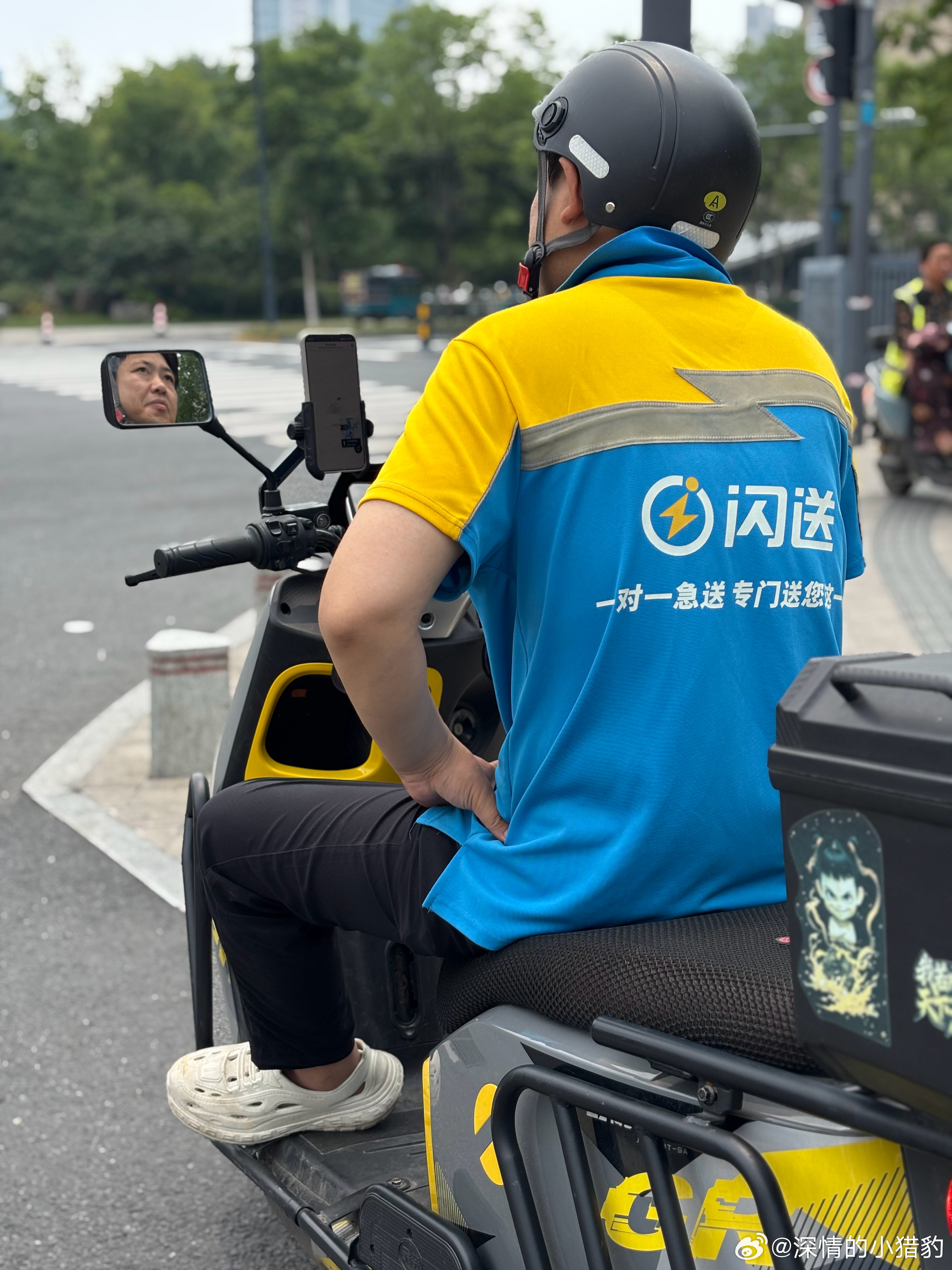 微胖【闪送】小哥淡定等待红绿灯🚥 