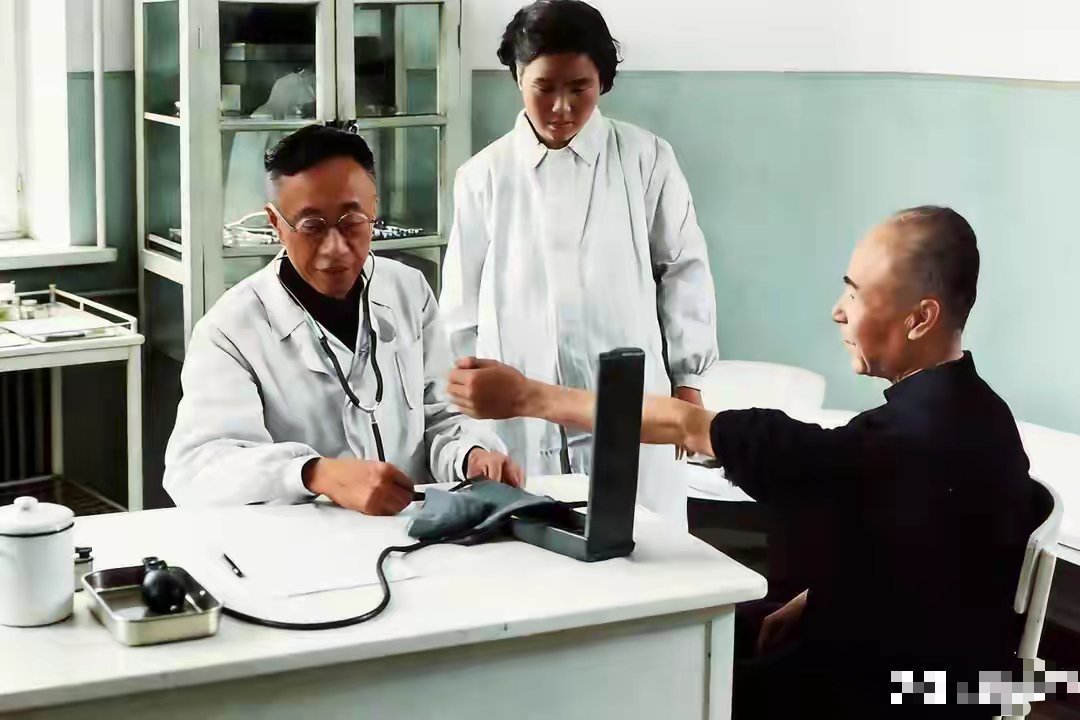 50年代，溥仪穿着白大褂在抚顺管理所为战犯量血压，想要当医生 