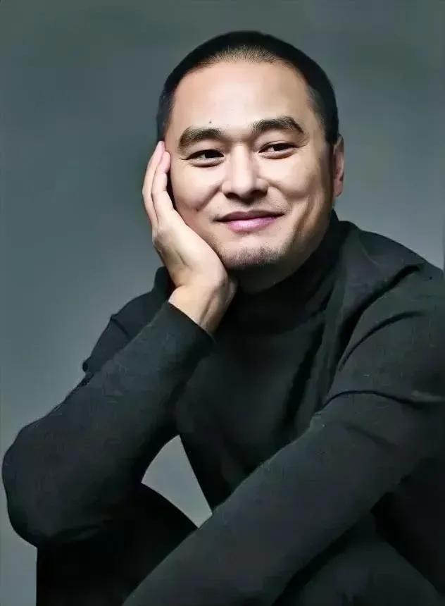 冯唐说：
“职位越高的人越喜欢上班，不是因为他们天生精力旺盛，而是因为他们不用再