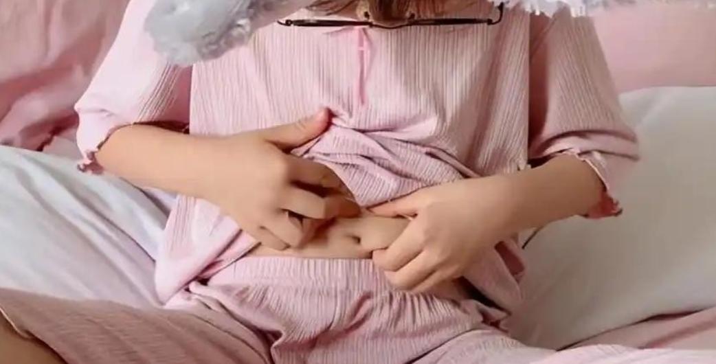 想象一下这个画面：你正坐在工位上，手搭在键盘上，忽然觉得肚脐有点痒，下意识地，手