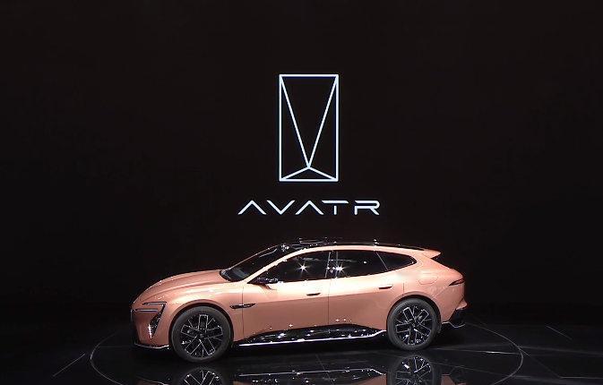 北京车展华为系车型愈发扎堆了，不过阿维塔展台上的新款阿维塔12却与众不同，它是首