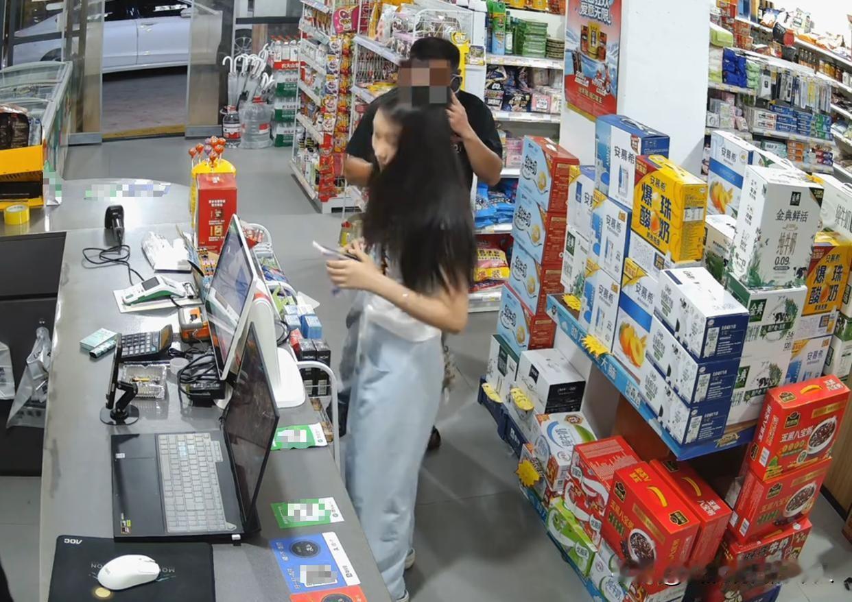 离谱！男子被当众指控摸臀猥亵
监控还清白，女子拒不道歉反倒责怪店家
便利店一幕