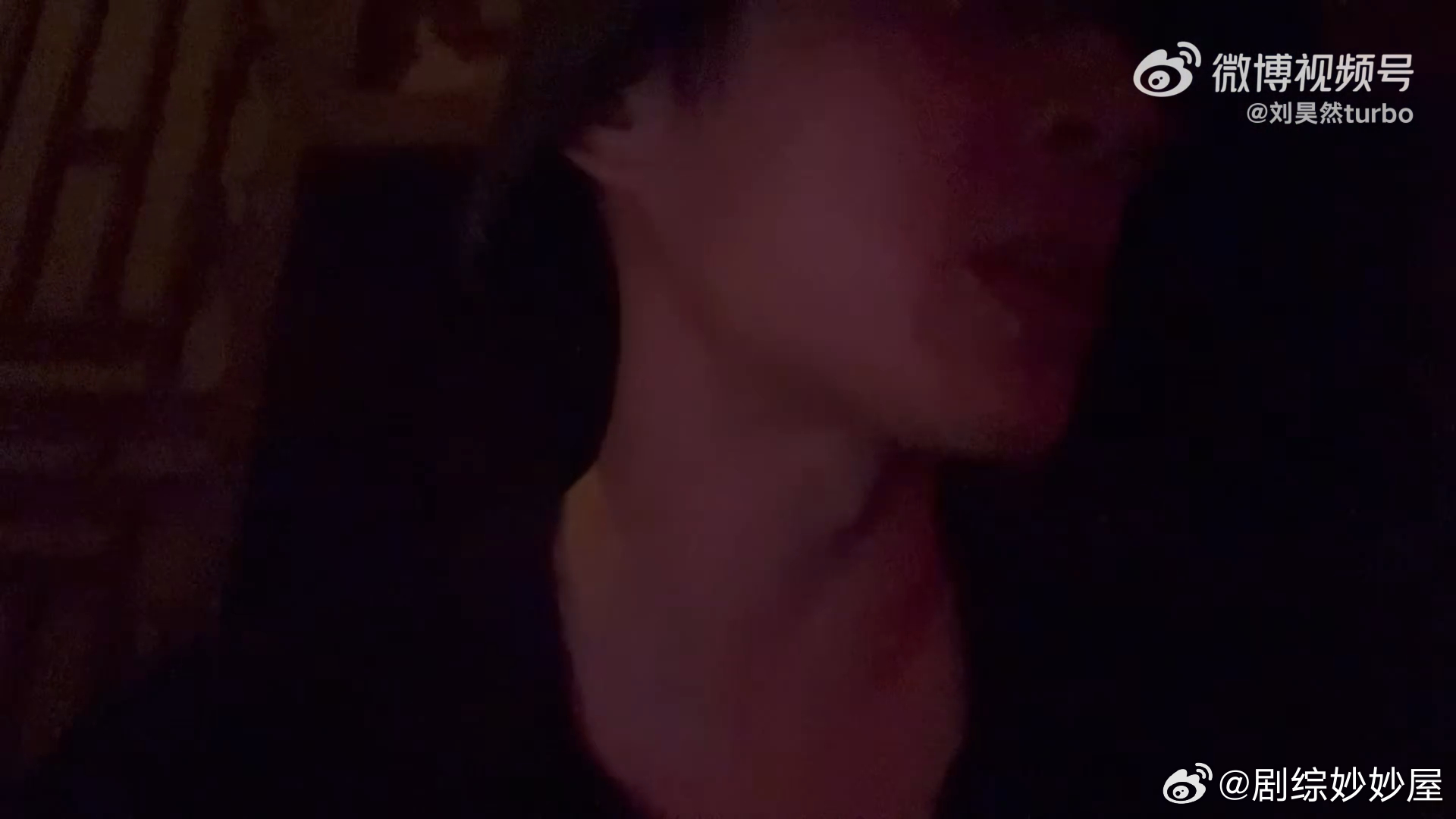 笑不活了，彭昱畅艾特密逃官博邀请刘昊然，放话自己不怕密室，官博一句已截图直接把梗