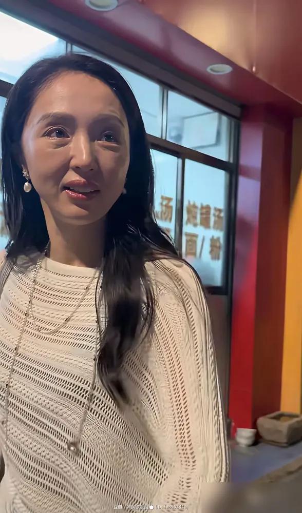 47岁董璇和50岁李小冉同框很多人说董璇被衬得又累又老，输麻了。我反而觉得，这恰