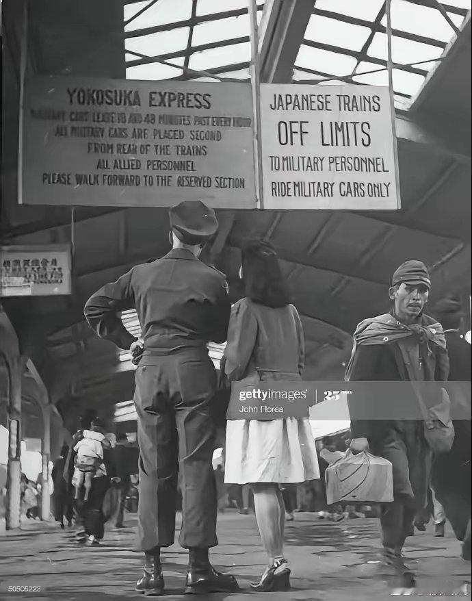 二战时期，在军国主义全民洗🧠下日本女人一个劲怂恿男人上战场，如图，她们却一个个