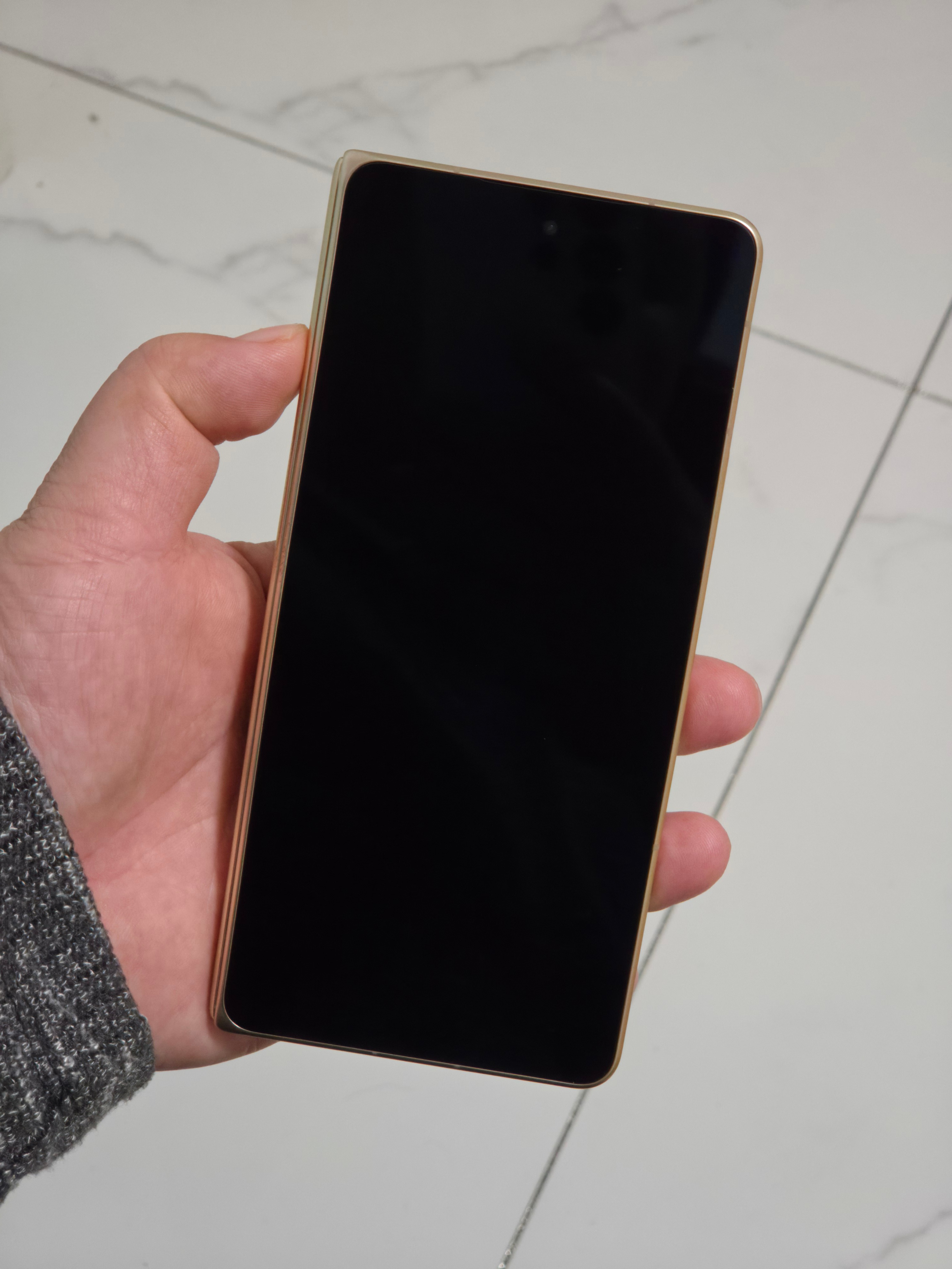 荣耀 Magic V6 无论是外屏的抗反射涂层还是内屏的抗反射膜，都是目前折叠机