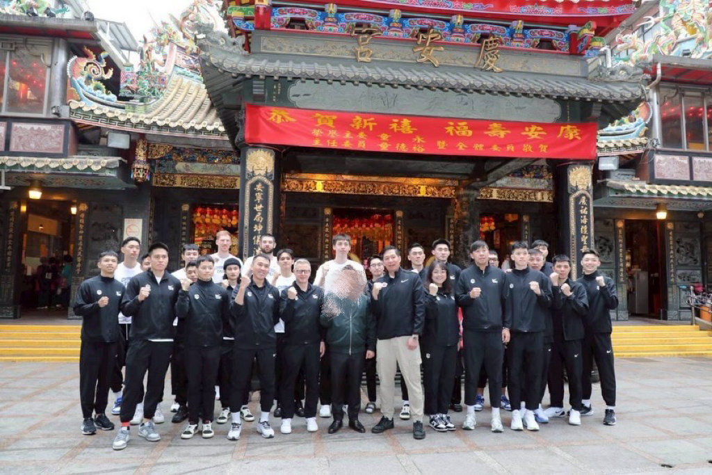 中国台北男篮今日被带去基隆庆安宫向妈祖祈福。我们要求FIBA将比赛设在中立场地，