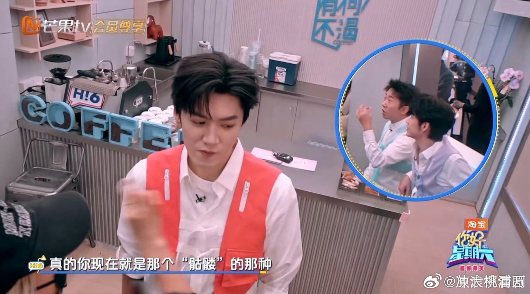 杨迪给陈哲远夸出表情包了彩排间隙，杨迪逗哲远，表示他最近越来越瘦了，哲远嘴角都抑