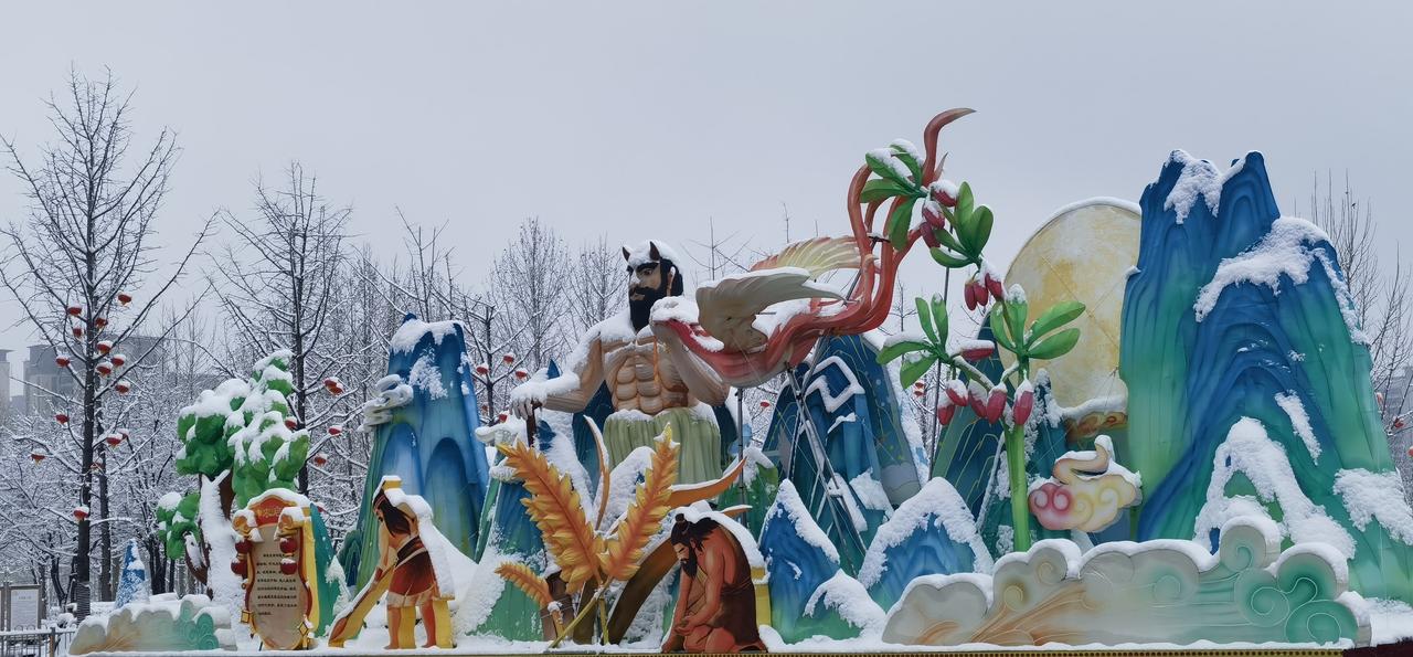 昨夜，天雨雪。
今早，上炎帝文化园遛弯。
入口处，花灯上的雪被引人入胜。
看起来