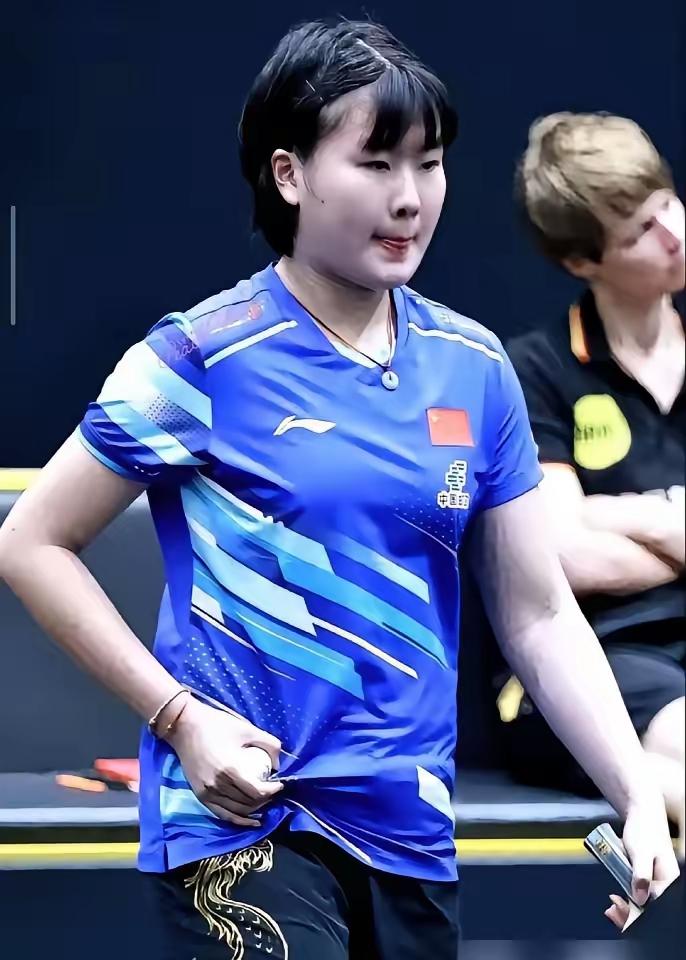 15岁姜依依孤身征战欧洲赛事的画面曝光，独自夺冠的模样令无数网友心生心疼。这位身