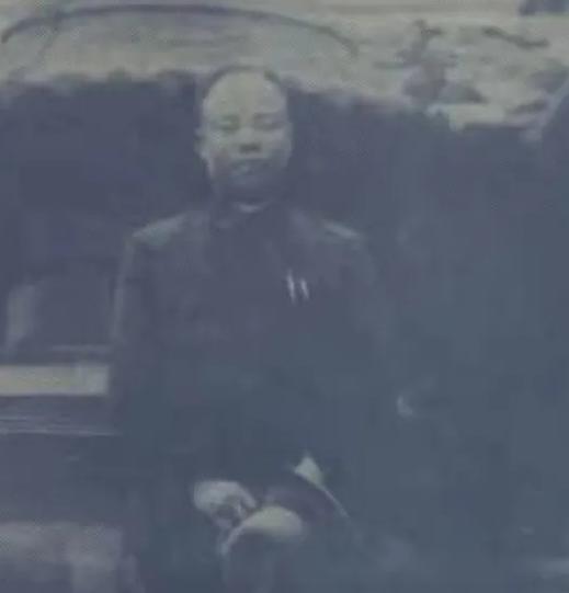 1942年，宋美龄让戴笠暗中除掉一人，戴笠听了名字后冷汗直流，急忙上报蒋介石，蒋