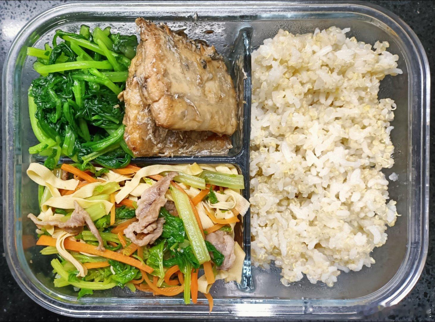 #儿子的午餐##这个问题吃什么# 白藜麦米饭，芹菜心胡萝卜豆腐皮炒肉丝，水油煮茼