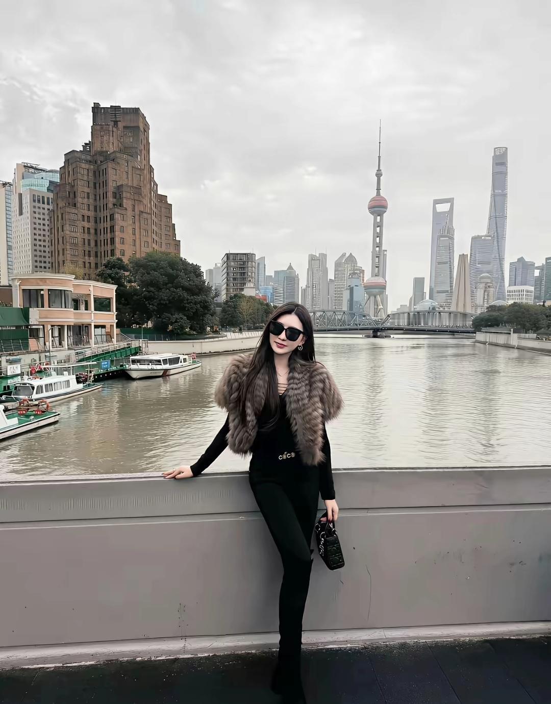这姑娘站在外滩拍照，好有范儿！