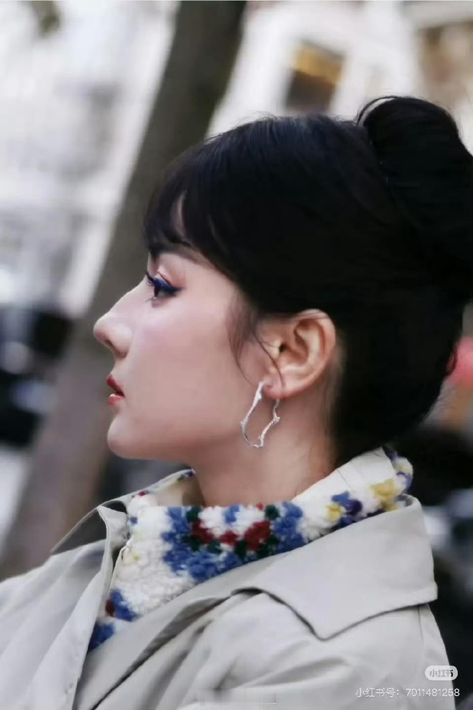 网友说迪丽热巴这套齐刘海造型灵感扒的是范冰冰的早期活动造型[哆啦A梦害怕]能看的