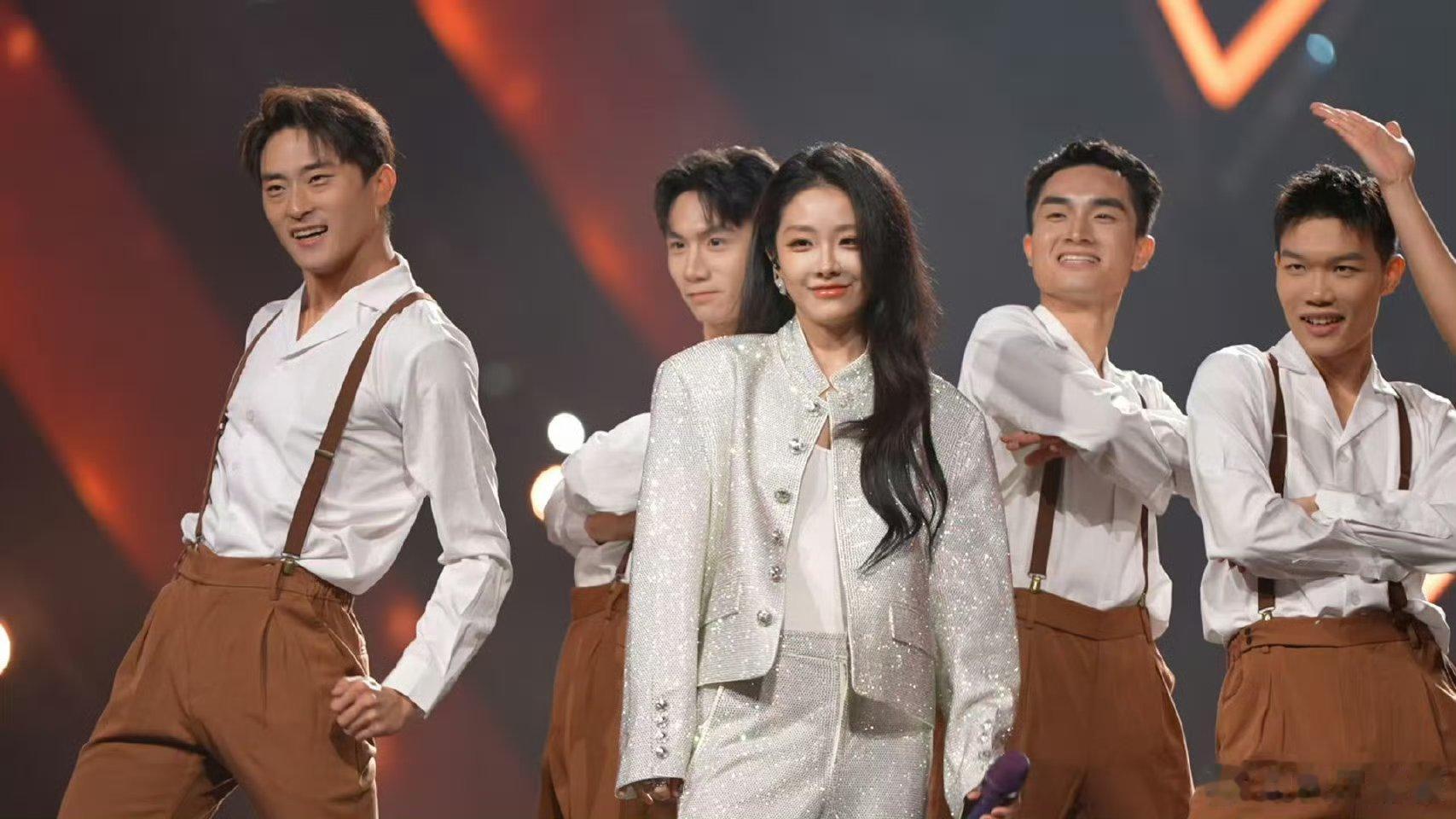 半个娱乐圈都来宜宾团建了 宜宾彻底火出圈！歌星扎堆开视听盛宴，港星组团拍综艺打卡