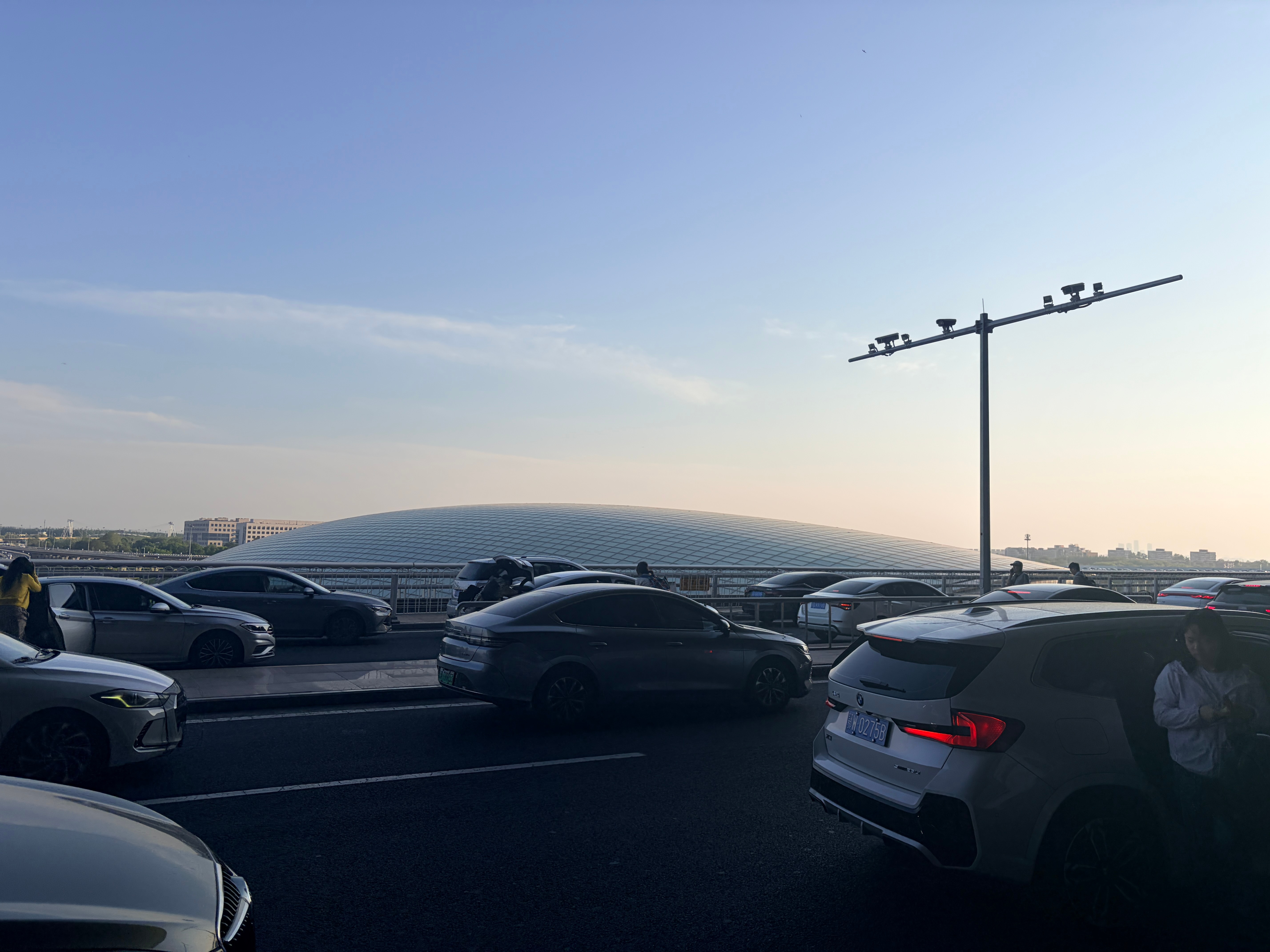 今天看实车了，内饰整体氛围比我想象中的高级，尤其是浅色内饰，整体感觉非常清爽，真